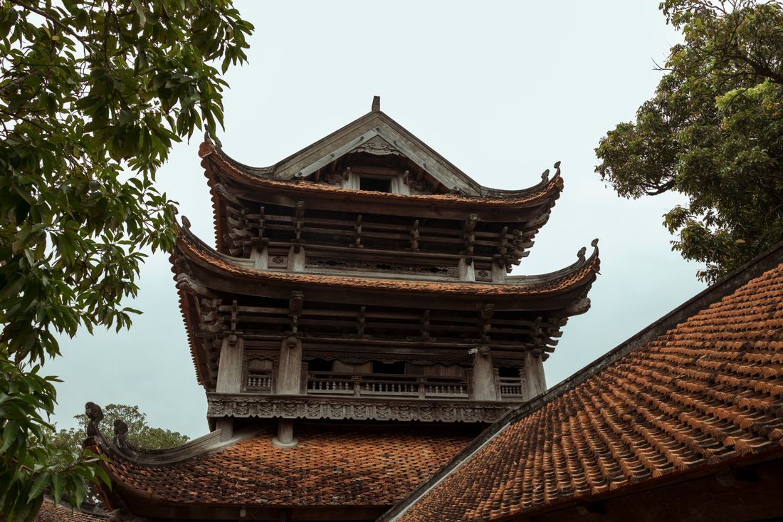 Gác chuông gỗ hai tầng mái, ngói mũi hài và hàng con tiện