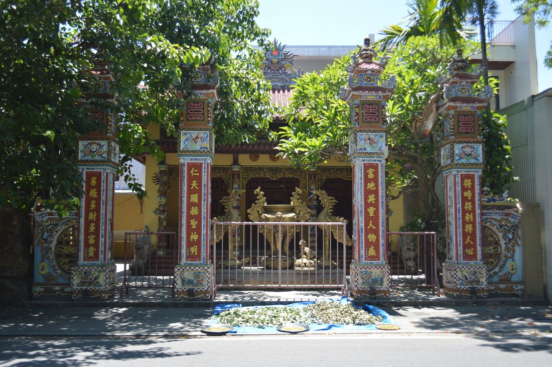 Cổng tam quan sơn son thếp vàng với hoa văn nhiều lớp