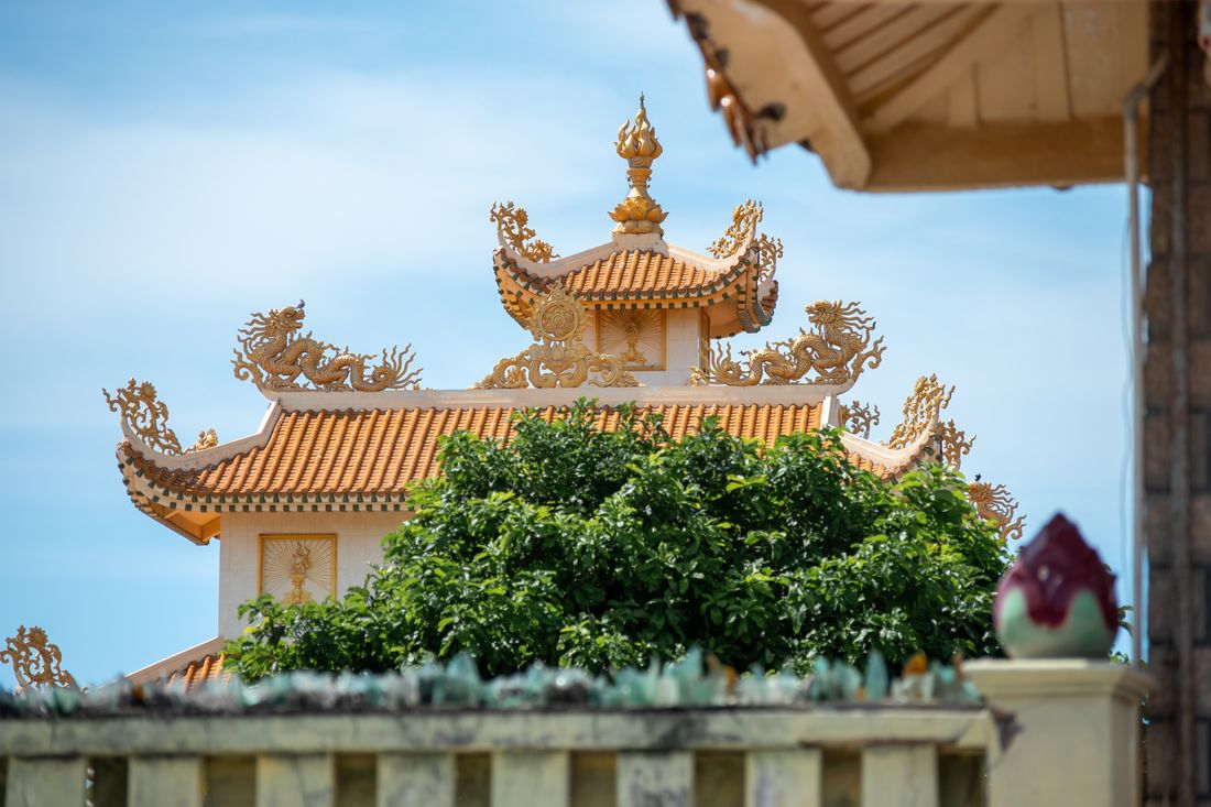 Chi tiết đầu đao và ngói trên mái công trình cổ truyền