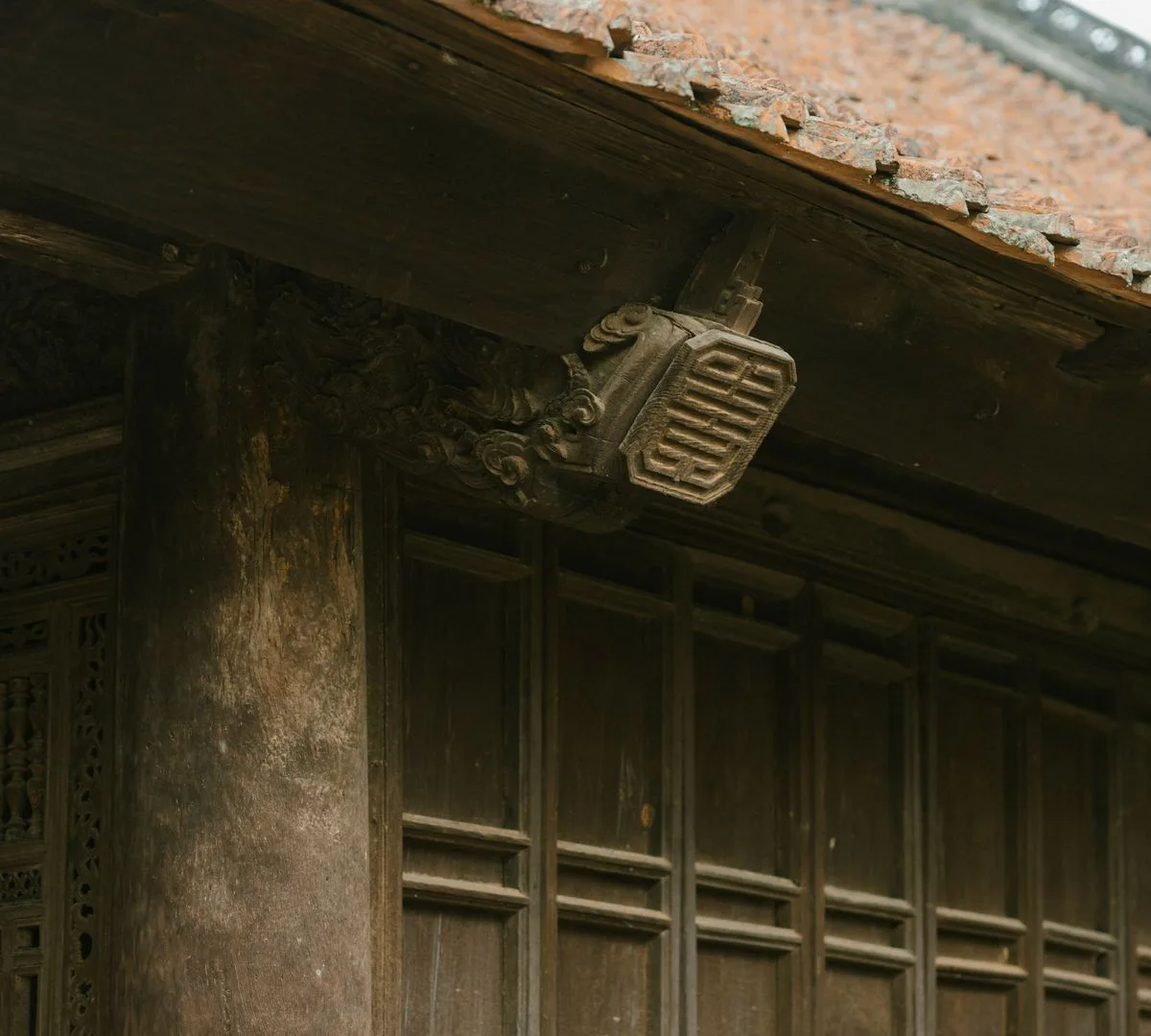 Cửa gỗ cổ với chi tiết chạm khắc